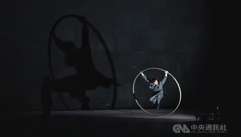 馬戲肢體結合意象舞台 「夢與陰影」滿滿魔幻感